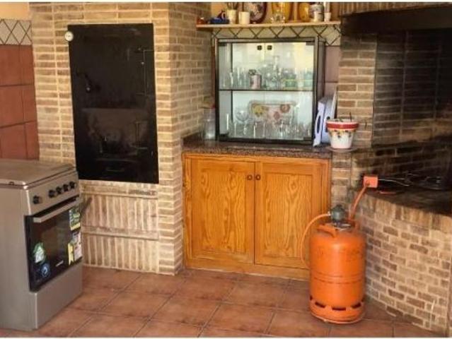 ¡ CHALET EN EXCELENTE UBICACIÓN, ESQUINADO Y TODO EN UNA SÓLA PLANTA !