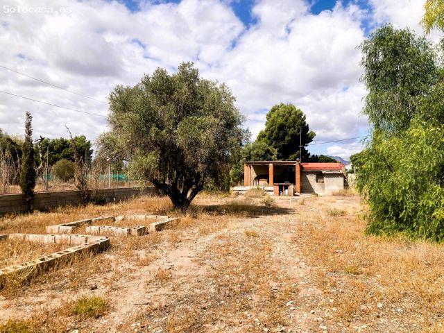 ¡ CHALET EN INMEJORABLE SITUACIÓN, CON PARADA DE BUS, SUPERMERCADOS, SERVICIO MÉDICOS, FARMACIAS.