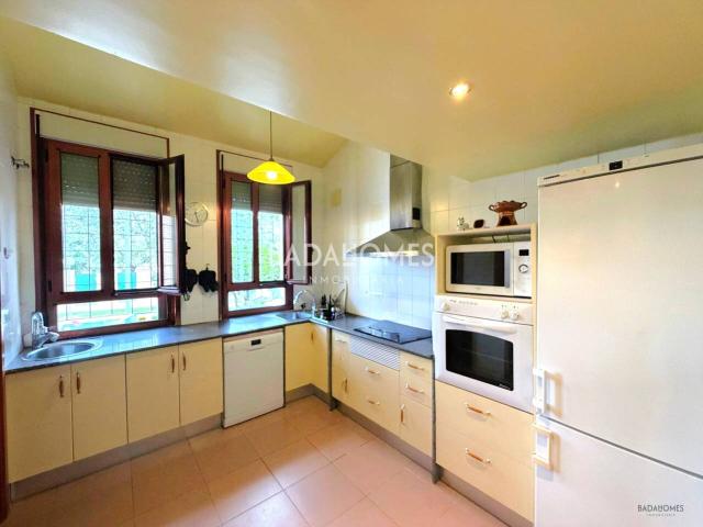 Chalet en Las Vaguadas con piscina, 1.200 m² de parcela y 6 dormitorios