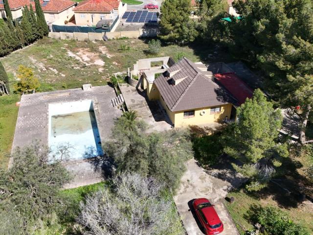 Chalet en Lliria: Tu Oasis Privado con Amplia Parcela y Vistas Espectaculares