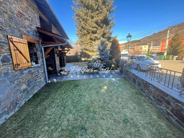 CHALET EN LLIVIA CON JARDIN PRIVADO