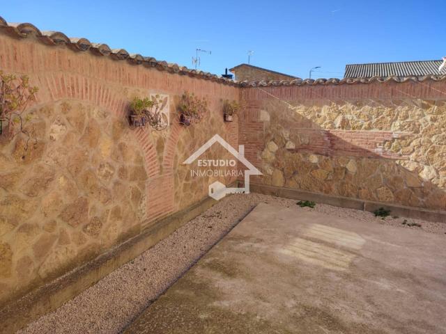 CHALET EN MENDAVIA CON JARDÍN DE 330M2 A TAN SOLO 15 MINUTOS DE LOGROÑO