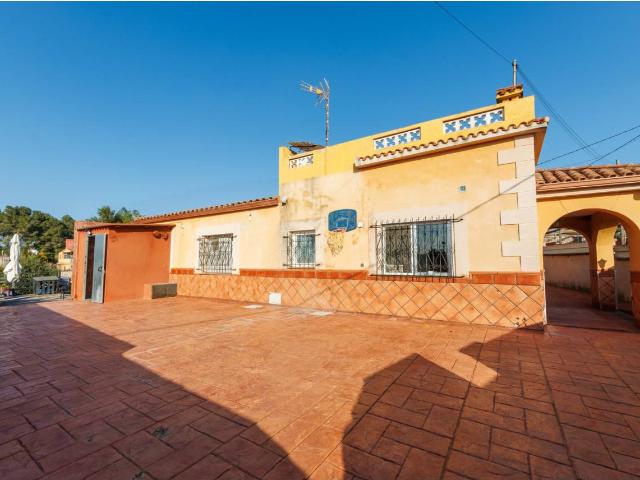 Chalet en parcela esquinera de 1.110 m² con piscina y zona de invitados