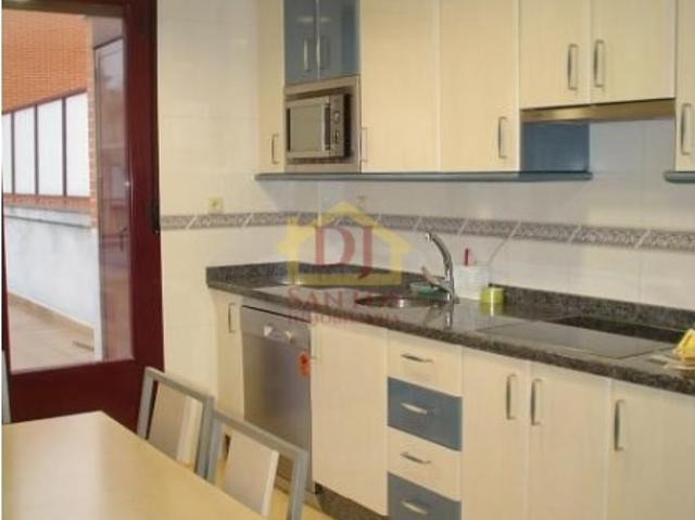 CHALET EN PLENA CIUDAD DE SALAMANCA. DE ESQUINA A DOS CALLES. SEMI AMUEBLADO. 4 DORMITORIOS.3 BAÑOS