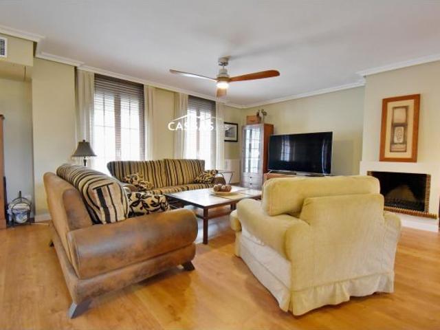 Chalet en TORRENIEVE 4 habitaciones, 4 baños, garaje y piscina comunitaria. Porche y jardin 120