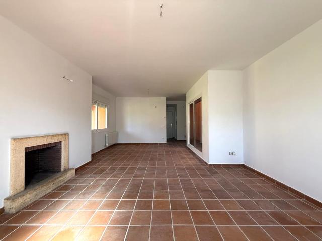 Chalet en Urbanización Oasis Golf Salamanca: 4 hab, chimenea, jardín