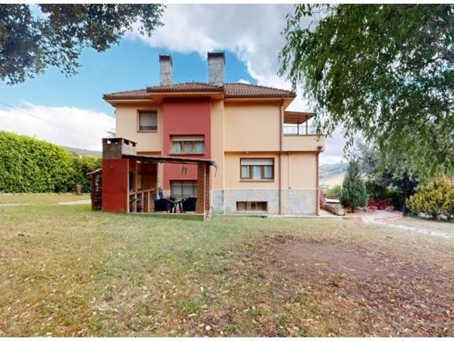 Chalet en urbanización con piscina