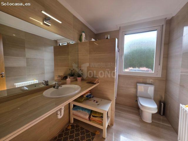 Chalet en urbanización privada con piscina