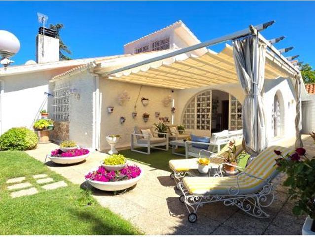 Chalet en venta con espectacular jardín y piscina cubierta