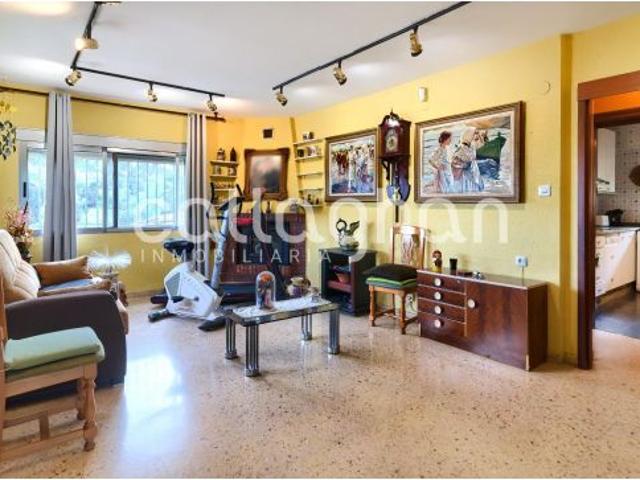 Chalet en venta con jardín y piscina en Calicanto Sierra Perenchiza
