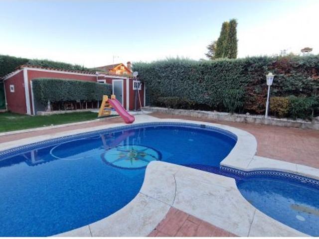 Chalet en venta con piscina