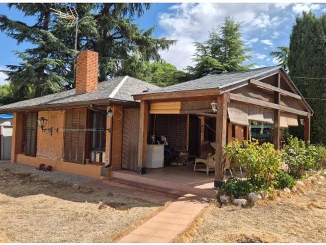 Chalet en venta con piscina en Eurovillas