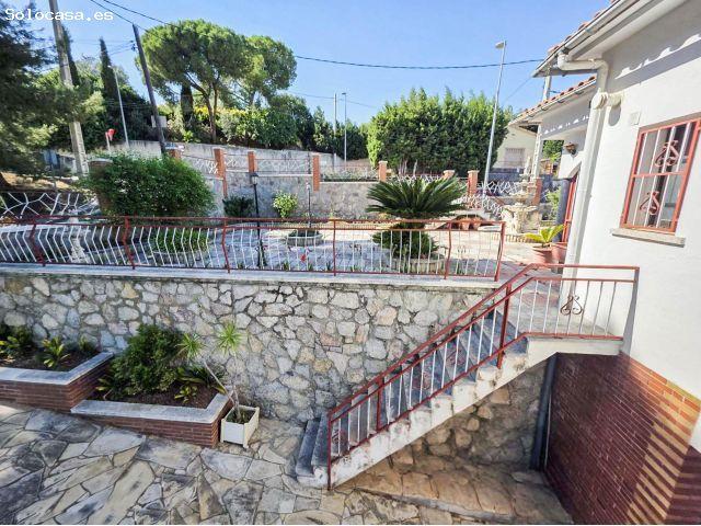 CHALET EN VENTA CON PISCINA EN LA URBANIZACIÓN LES CARPES, ABRERA