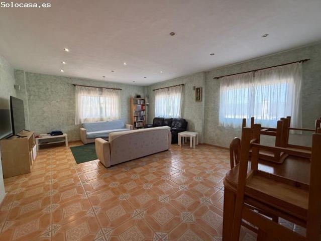 Chalet en venta con piscina y 17.000m2 de terreno en producción