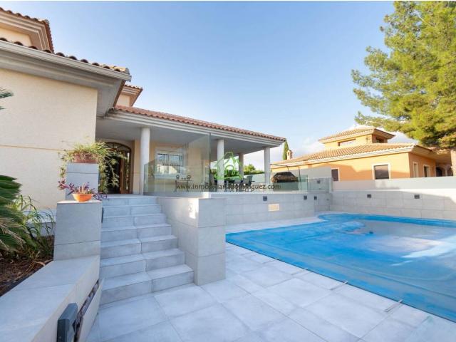 CHALET EN VENTA DE 375 M2 EN PARCELA DE 560 M2 CON LOS DORMITORIOS PRINCIPALES EN LA PLANTA BAJA, GARAJE Y PISCINA