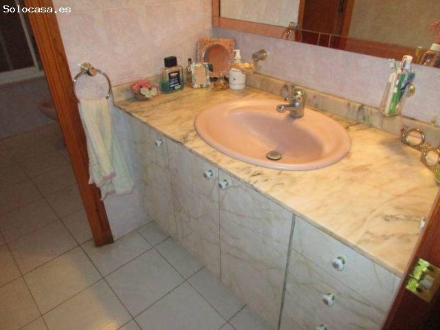 Chalet en venta de dos plantas, con piscina y tres almacenes