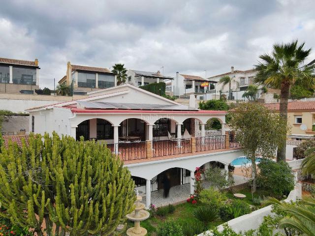 Chalet en venta en Coín. Su Refugio de Paz y Lujo en la Costa del Sol: Una Oportunidad Única para Familias. Chalets.