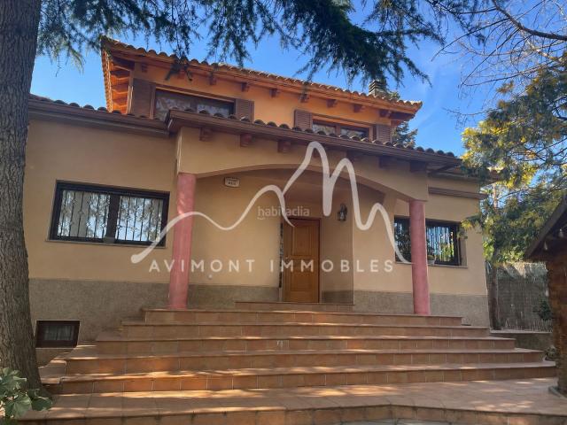 Chalet en venta en Collbató. Casa chalet con piscina, con jardín en Collbató. Chalets.