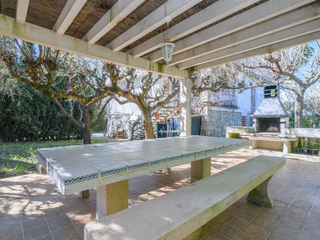 Chalet en venta en Collbató. Casa con 1.774 m de parcela, piscina y pista de tenis a los pies de Montserrat. Chalets.