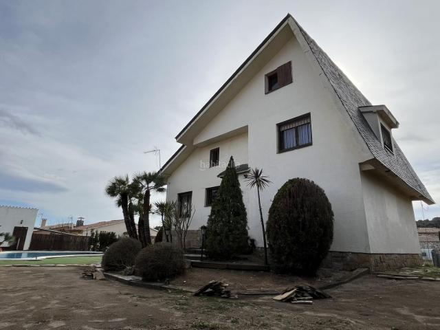 Chalet en venta en Collbató. Casa con alma, de madera y piedra, jardín de 896 m y piscina privada en Collbató, a los pies de Montserrat. Chalets.