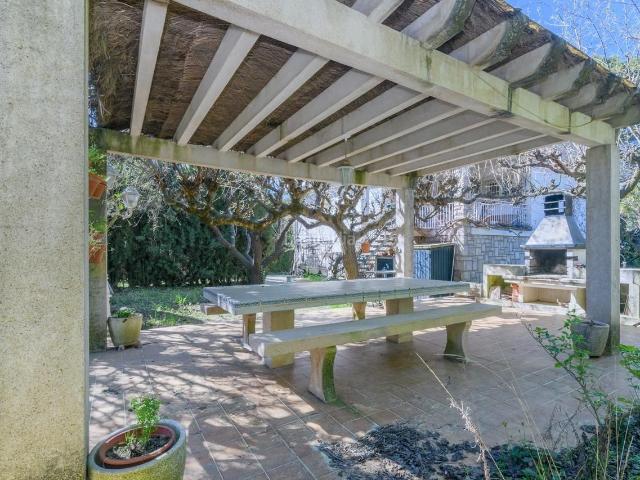 Chalet en venta en Collbató. Casa con piscina y gran parcela a los pies de Montserrat. Chalets.