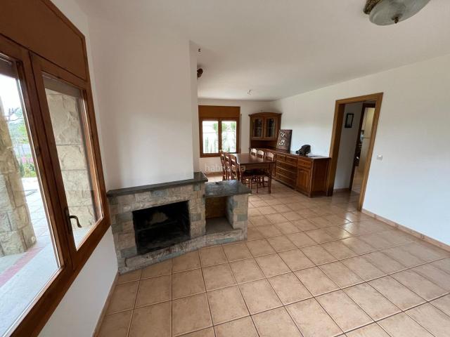Chalet en venta en Collbató. Céntrica y con jardín. Chalets.