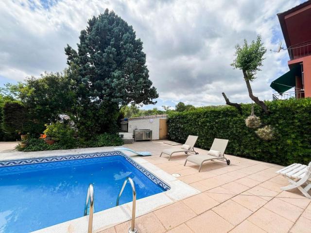 Chalet en venta en Collbató. EXCLUSIVA VIVIENDA CON DOS PLANTAS INDEPENDIENTES, JARDÍN Y PISCINA EN COLLBATÓ, A LOS PIES DE MONTSERRAT. Chalets.