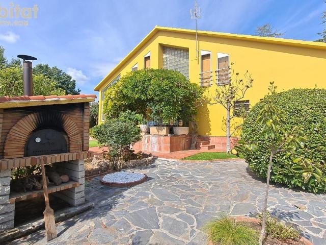 Chalet en venta en Collbató. Exclusivo chalet a 4 vientos en Collbató! Terreno de 951 m2 llano, vistas a Montserrat y máxima luminosidad. Chalets.
