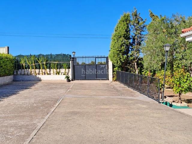 Chalet en venta en Colmenar de Oreja. Chalet independiente de una sola planta en la urbanización Urtajo, Colmenar de Oreja. Cuenta con 4 dormitorios, 2 baños, cocina, g. Chalets Colmenar de.