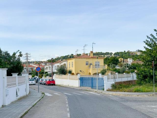 Chalet en venta en Coma ruga, Coma ruga Platja Costa Dorada. Chalet esquinero con piscina privada y gran terraza a 10 min de la playa. Chalets.