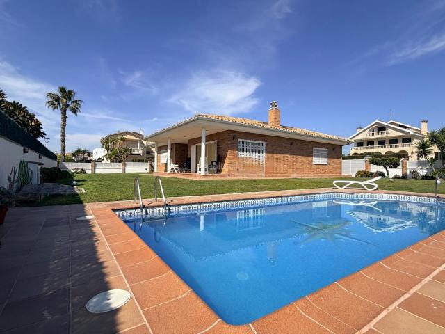 Chalet en venta en Coma ruga, Coma ruga Platja Costa Dorada. Chalet en una sola planta con piscina en la playa. Chalets.