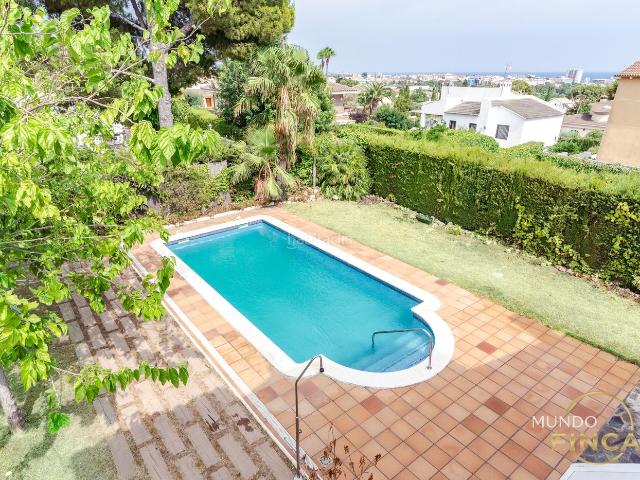Chalet en venta en Coma ruga, Els Masos Els Garrofers Costa Dorada. Casa independente en planta de 3 dormitorios y 2 baños con piscina privada y placas solares. Chalets.