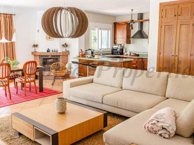 Chalet en venta en Cómpeta. Casa de campo en Competa. 4 dormitorios, 2 baños. Perfecto estado. Chalets.