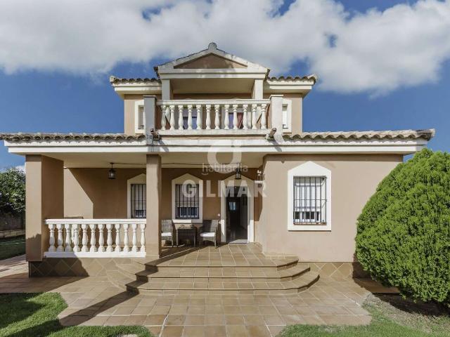 Chalet en venta en Conil de la Frontera, Roche. En la exclusiva y tranquila urbanización de Roche, en Conil de la Frontera, se encuentra este chalet independiente de 163 m, encla. Chalets Conil de la.