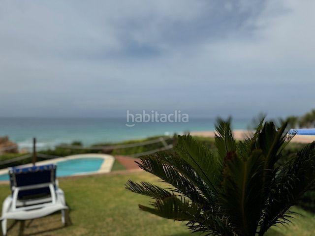 Chalet en venta en Conil de la Frontera, Roche. Precioso Chalet independiente en primera línea de playa con unas vistas fantásticas hacia el mar. Chalets Conil de la.