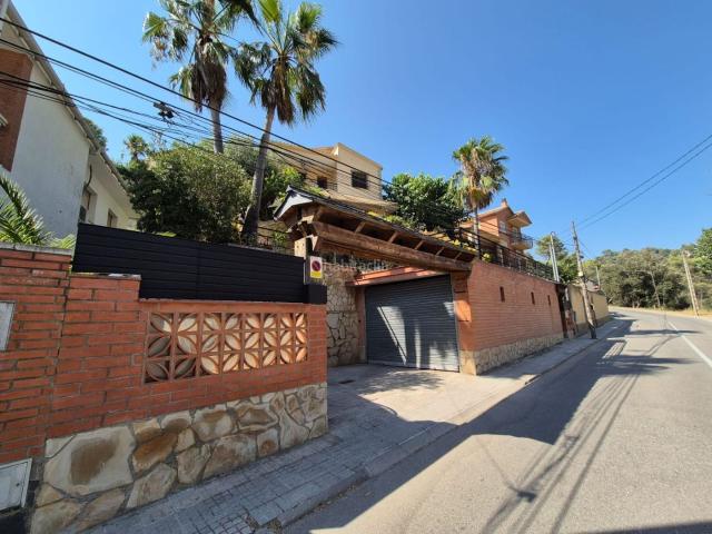Chalet en venta en Corbera de Llobregat. CASA UNIFAMILIAR CON PISCINA Y PARKING. Chalets Corbera de.