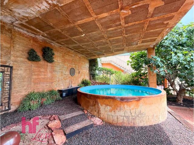 Chalet en venta en Corbera de Llobregat. Casa a cuatro vientos con 1.270 m de parcela, placas solares y dos viviendas funcionales en Corbera de Llobregat. Chalets Corbera de.