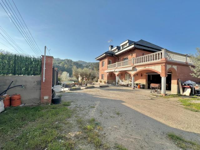 Chalet en venta en Corbera de Llobregat. Exclusiva vivienda independiente en Can Margarit. Chalets Corbera de.
