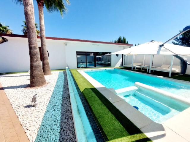 Chalet en venta en Córdoba, Alcolea. Las Cigüeñas CASA SEMINUEVA DE DISEÑO CON PISCINA AMUEBLADA Y EQUIPADA. Chalets.