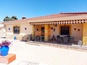 Chalet en venta en Córdoba, Paraíso Arenal La Colina. DOÑA MANUELA La Colina Excelente parcela con 2 casas independientes y PISCINA. Chalets.