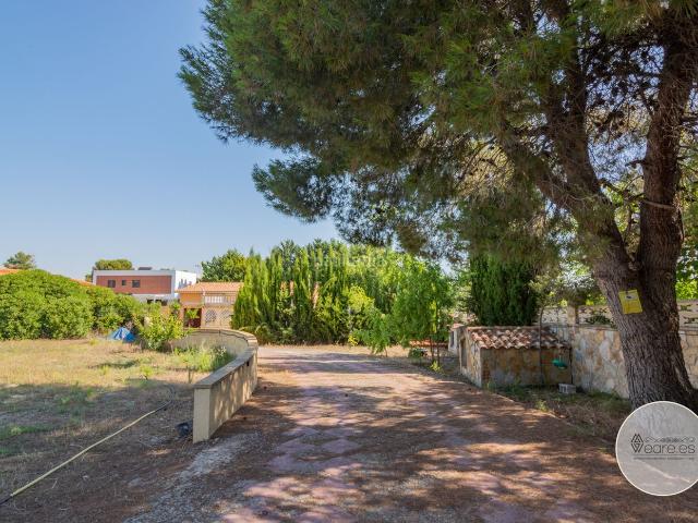 Chalet en venta en Catllar El. CHALET INDEPENDIENTE CON GRAN PARCELA URBANA, PISCINA Y POSIBLE SEGUNDA VIVIENDA. Chalets Catllar.