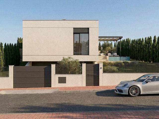 Chalet en venta en Catllar El. Chalet de obra nueva con plaza de aparcamiento y garaje. Una opción práctica para vivir o invertir en la zona. Chalets Catllar.