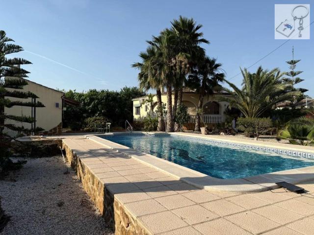 Chalet en venta en Catral. Chalets.