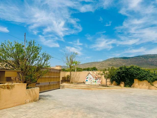 Chalet en venta en Caudete. Exclusivo chalet moderno con piscina y casa de invitados. Chalets.