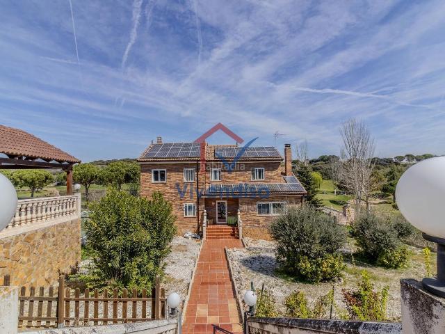 Chalet en venta en Cabanillas del Campo. Exclusivo chalet independiente con piscina y vistas al lago en el campo de golf de Cabanillas del Campo. Chalets Cabanillas del.