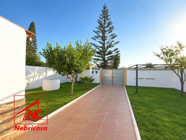 Chalet en venta en Cabezas de San Juan Las. Tu hogar junto al mar empieza aquí.En una de las zonas más atractivas de Las Tres Piedras, Chipiona, se encuentra este magnífico c. Chalets Cabezas de San.