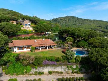 Chalet en venta en Cabrera de Mar. Casa de 6 dormitorios con excelentes vistas al mar en venta en Cabrera de Mar, Barcelona. Chalets Cabrera de.
