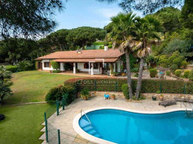 Chalet en venta en Cabrera de Mar. Excepcional casa mediterránea de una sola planta con vistas al mar y pista de tenis en Cabrera de Mar. Chalets Cabrera de.