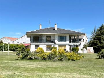 Chalet en venta en Cabrerizos. CABRERIZOS A 15 MINUTOS DE SALAMANCA. Parcela de 5.500 m2 urbanos, situada en un enclave privilegiado. Gran casa de 500 m2 en do. Chalets.