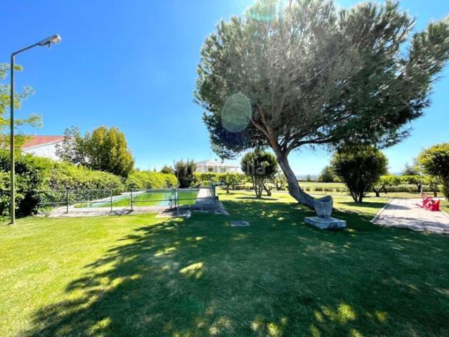 Chalet en venta en Cabrerizos. CABRERIZOS A 15 MINUTOS DE SALAMANCA. Parcela de 5.500 m2 urbanos, situada en un enclave privilegiado. Gran casa de 500 m2 en do. Chalets.